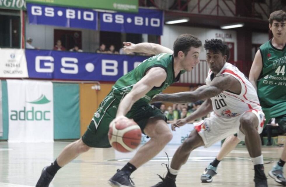 Atenas perdió el invicto en el Súper 20 ante Olímpico