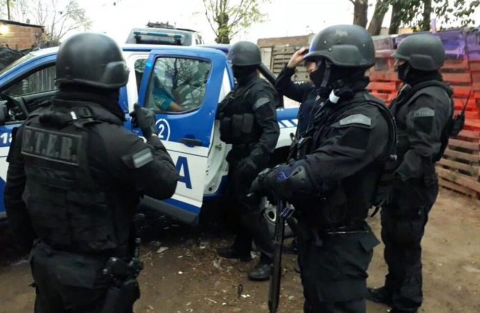 Detienen a un hombre acusado de asesinato y encuentran un cráneo en la casa