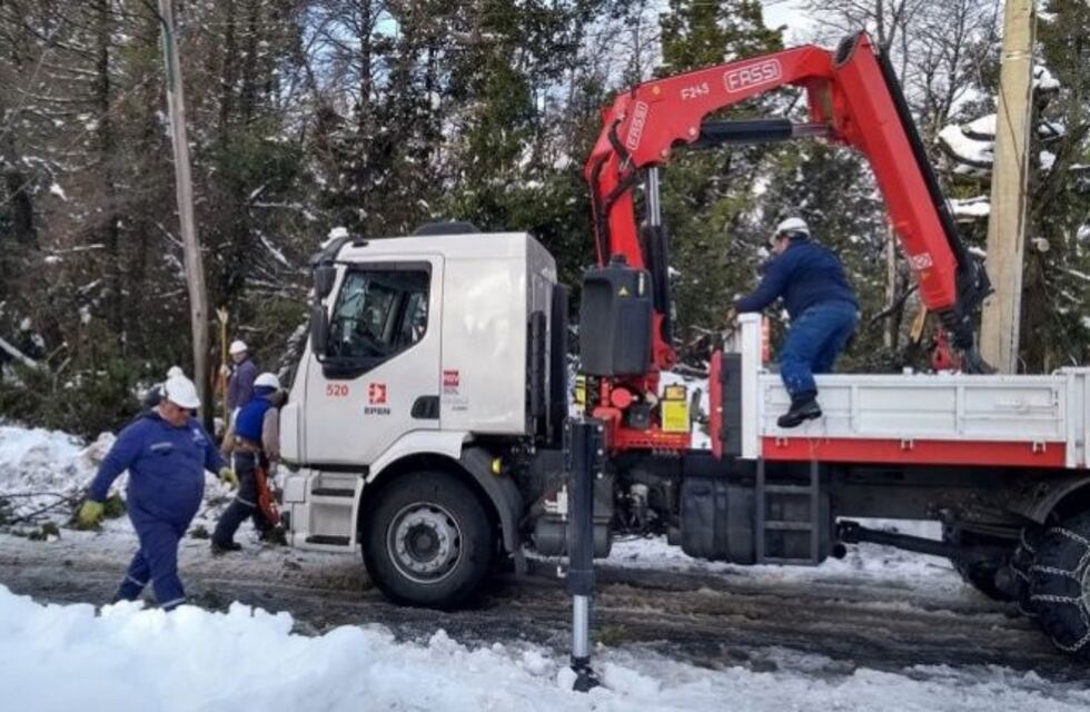 Villa La Angostura: tras el temporal se restableció por completo el servicio eléctrico