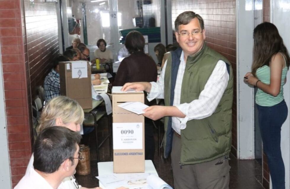 Gustavo Oosterbaan fue el primero de los candidatos en votar