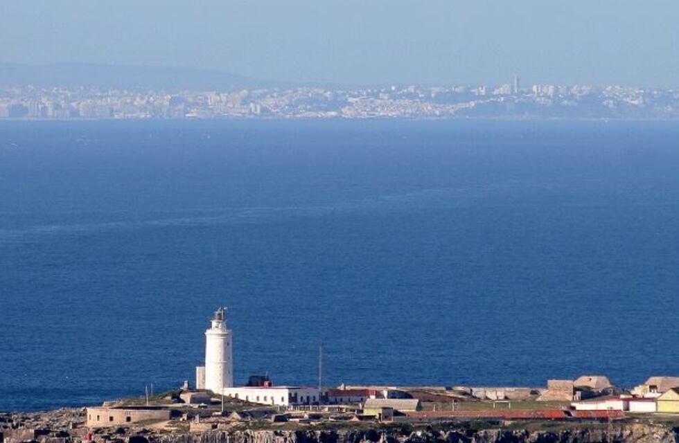 Orgullo Nacional: Con 69 años cruzó nadando el Estrecho de Gibraltar y se convirtió en la mujer más longeva en hacerlo