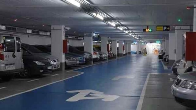 El hombre fue encontrado en el subsuelo de una playa de estacionamiento.