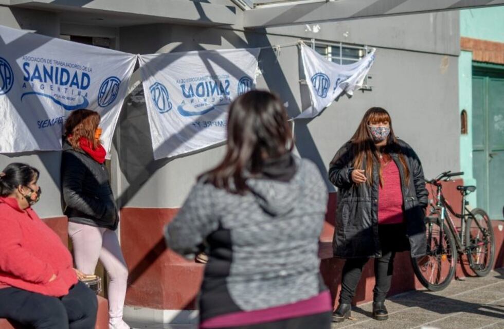 Trabajadores de la salud reclaman por sus salarios en General Roca