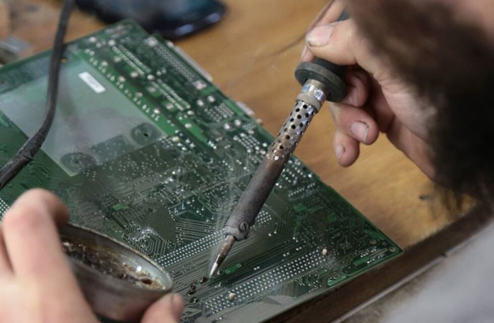 La Universidad Nacional de La Plata dona computadoras recicladas a escuelas de la zona