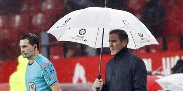 GRAF2309\u002E SEVILLA, 15/12/2017\u002E- El entrenador argentino del Sevilla Eduardo Berizzo, se protege de la lluvia con un paraguas tras reaparecer despúes de su baja médica, durante el partido de la decimosexta jornada de Liga que disputan esta noche en el estadio Sánchez Pizjuán de Sevilla\u002E EFE/Julio Muñoz españa Eduardo Berizzo campeonato torneo liga española español futbol futbolistas partido sevilla Levante