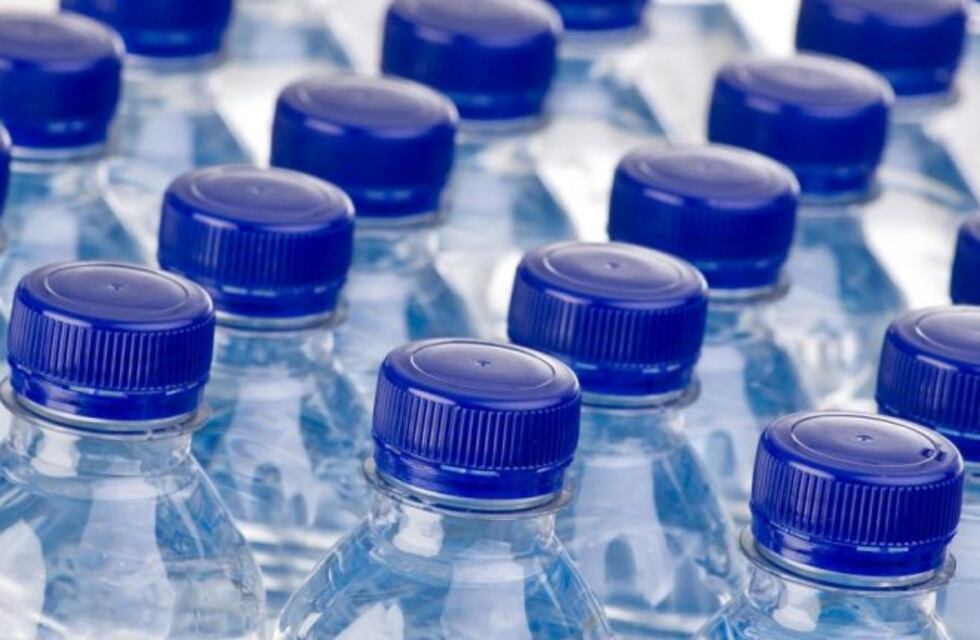 Se prohibió el consumo del agua de mesa envasada de fabricación platense