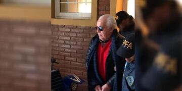 Carlos De Grandis junto a Herme Juarez durante un acto\u002E (Infomas))