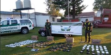 Detienen al conductor que viajaba con 135 kilos de cocaína en el baúl del auto\u002E (@gendarmeria)