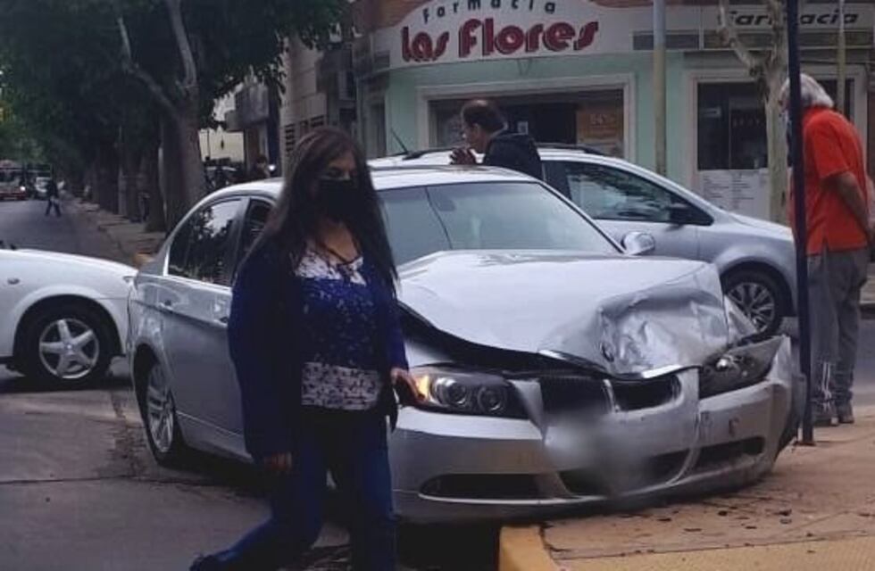 Chocaron dos autos en una esquina céntrica: uno embistió a un niño que iba en changuito
