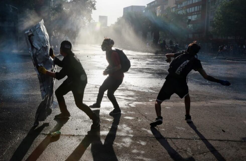 Chile: corridas y enfrentamientos en una nueva manifestación en Santiago