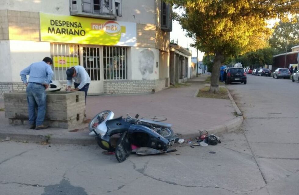 Llevaba tres niños en moto y chocó contra un auto
