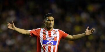 Teo Gutiérrez no pasó desapercibido en una nueva visita a La Bombonera\u002E (AP Photo/Natacha Pisarenko)