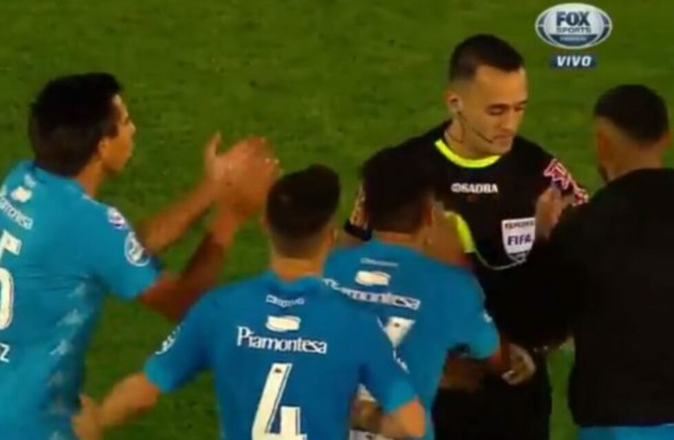 Los jugadores de Belgrano y una actitud con el árbitro que podría acarrear sanciones