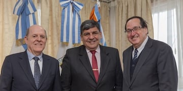 Juan Carlos Arcando, recibió al cónsul saliente de la cancillería chilena, Luciano Parodi Gambeti y al entrante, Luis Felipe Artal\u002E