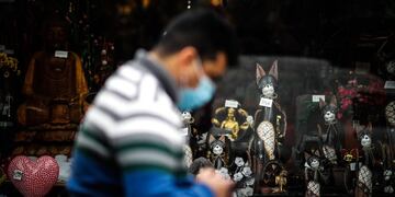 ACOMPAÑA CRÓNICA***AME4127\u002E BUENOS AIRES (ARGENTINA), 24/07/2020\u002E- Un hombre con tapabocas camina el pasado 21 de julio frente a un local de decoraciones en el Barrio Chino de Buenos Aires (Argentina)\u002E Hace cuatro décadas que una oleada de inmigrantes chinos empezó a asentarse en un rinconcito del barrio de Belgrano de Buenos Aires\u002E Con los años, ya con nombre propio y sorteando cada una de las tantas crisis argentinas, ese lugar se convirtió en un emblema turístico que ahora, con el vertiginoso cierre de locales, se aproxima al abismo por culpa del coronavirus\u002E EFE/Juan Ignacio Roncoroni