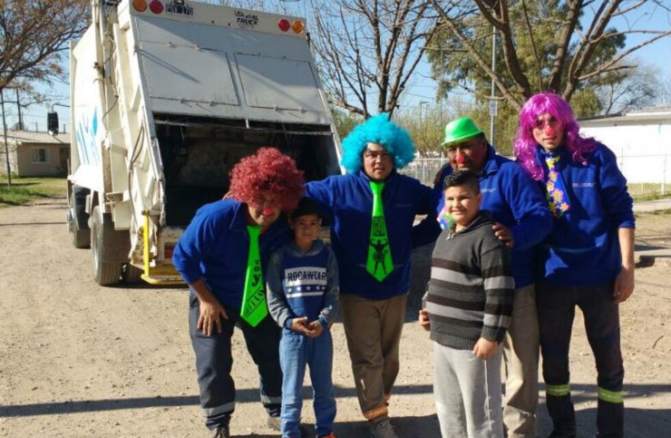 Recolectores vestidos de payasos sorprendieron a los niños de Estación Juárez Celman