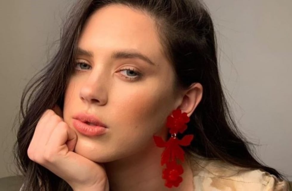 Delfina Chaves posó en corpiño desde el baño y causó admiración