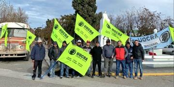 La Uocra realizó un acampe frente a la gobernación en reclamo del pago de sueldos\u002E