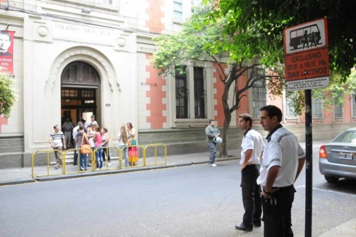 Prohu00edben estacionar frente a 17 escuelas cu00e9ntricas.