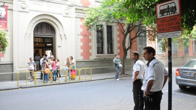 Prohu00edben estacionar frente a 17 escuelas cu00e9ntricas.