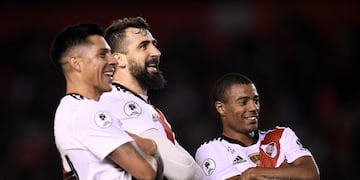Enzo Pérez, Lucas Pratto y Nicolás de la Cruz de River Plate festejan tras ganar la Recopa Sudamericana (EFE/Matías Gabriel Napoli)