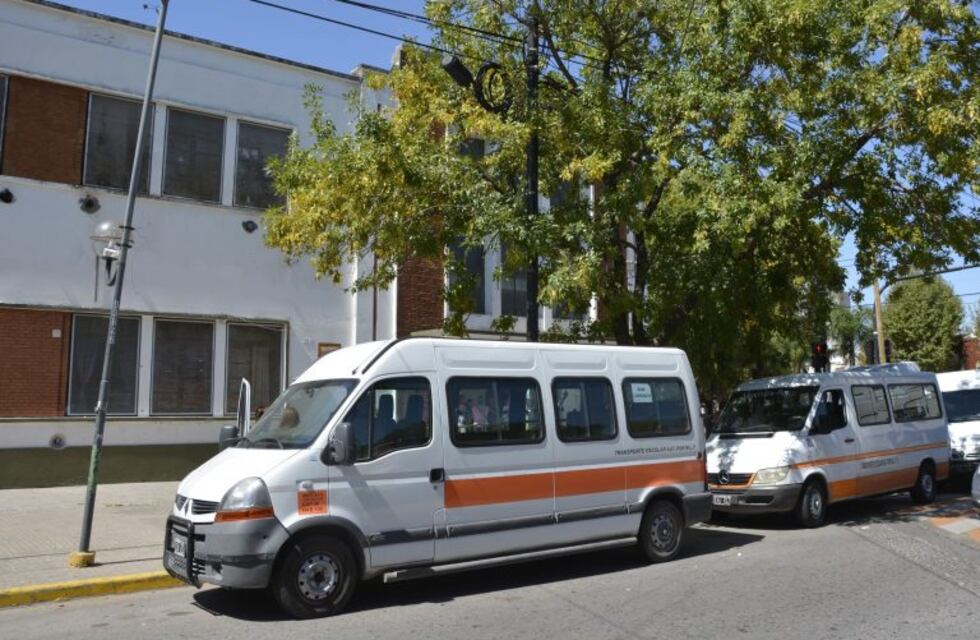 El intendente de La Plata redujo a la mitad las tasas que pagan taxis, remises y transportes escolares