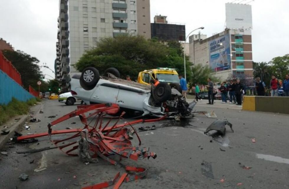 Impresionante vuelco en uno de los accesos a la Terminal de Ómnibus