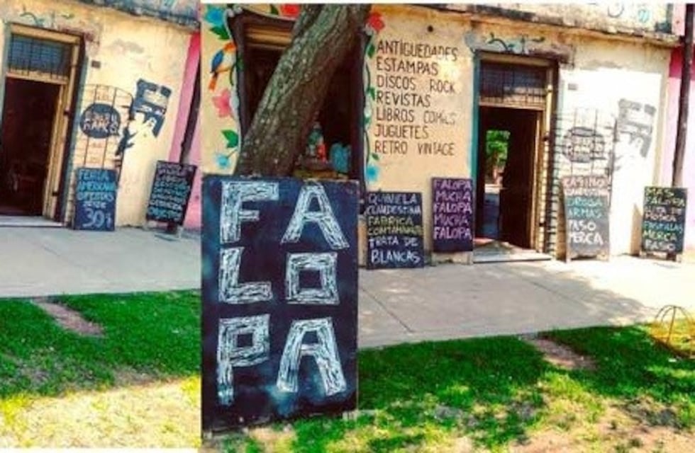 Lo multaron por sus pizarras en la vereda y tuvo una curiosa reacción contra el municipio