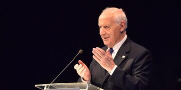 El candidato Roberto Lavagna de Consenso Federal, durante el primer debate presidencial televisado para las elecciones del 27 de octubre, en Santa Fe\u002E Foto: EFE/ Javier Escobar\u002E
