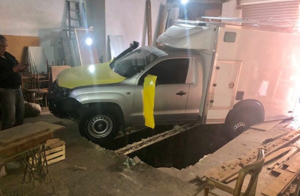 Un anciano que trabajaba en un taller cayó al sótano por el peso de una ambulancia