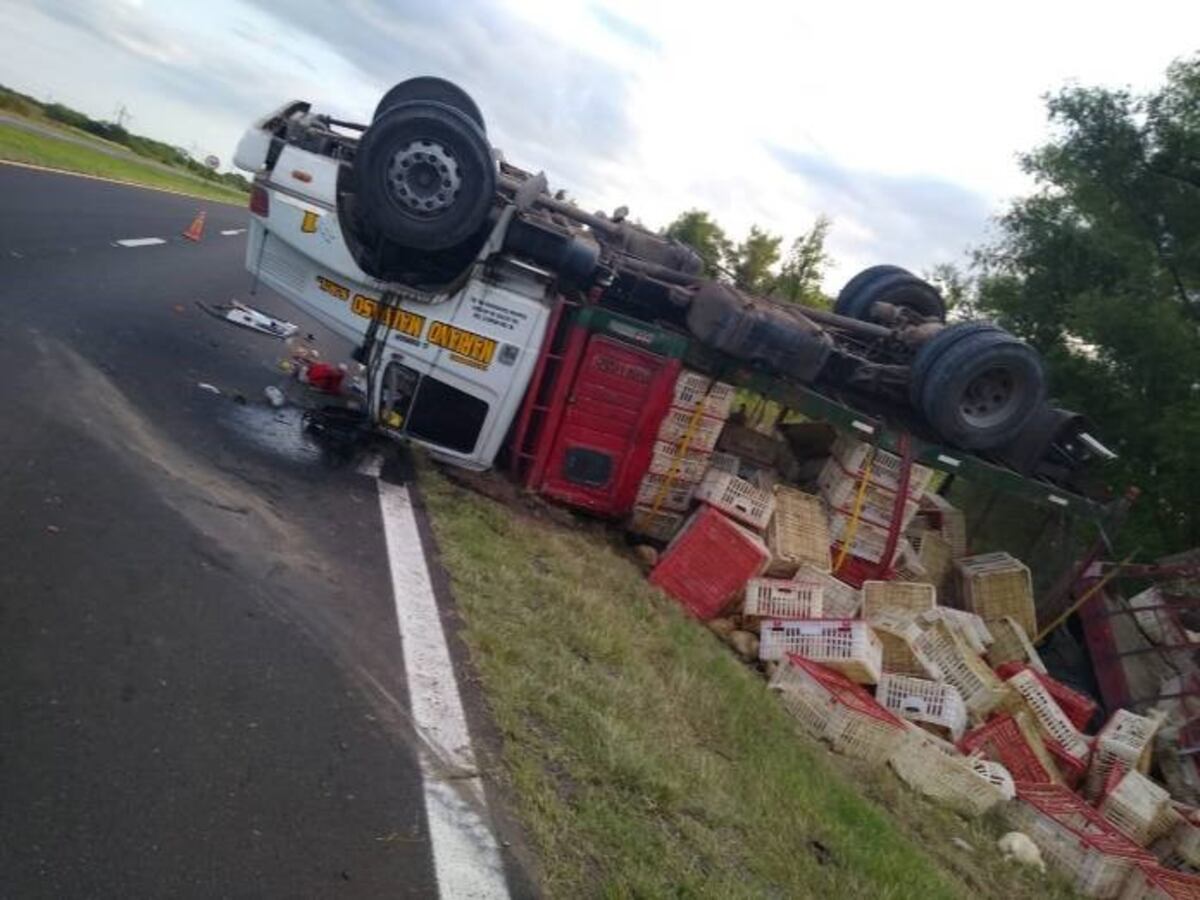 Accidente Ruta Nacional 12\nCrédito: Bomberos Voluntarios Ceibas