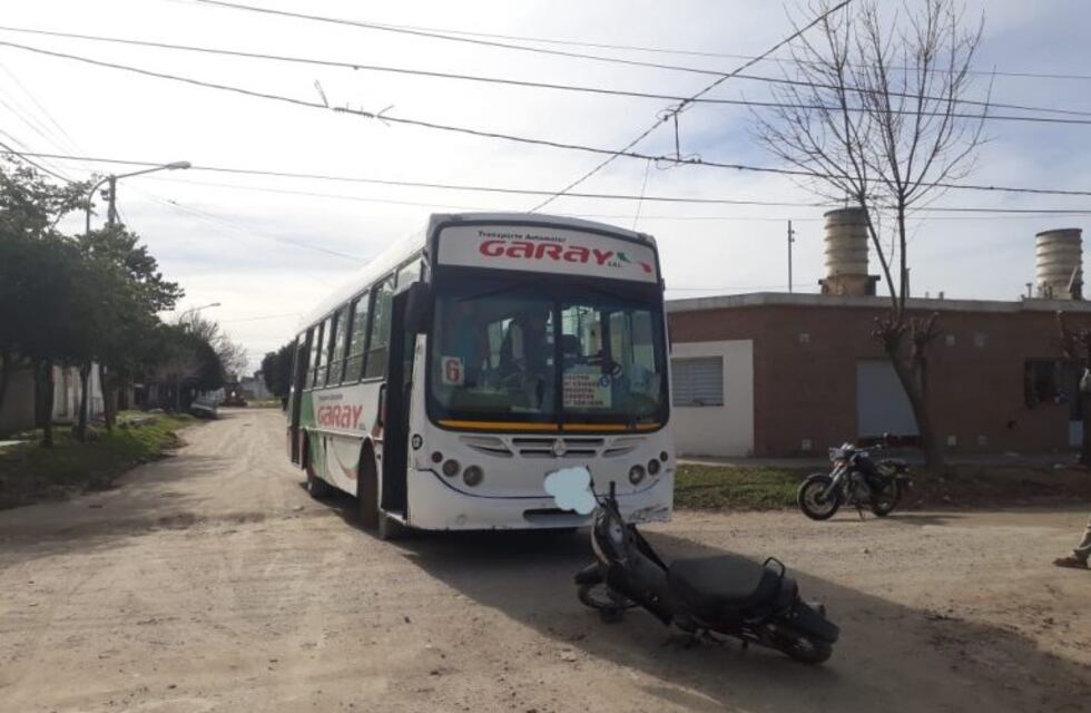 Alta Gracia: un colectivo colisionó contra una motocicleta