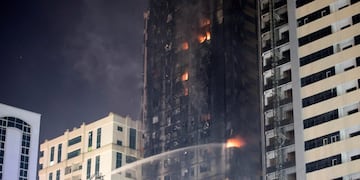 Sharjah (United Arab Emirates), 06/05/2020\u002E- Civil defense forces extinguish a fire that broke out at a high-rise building in Sharjah, United Arab Emirates, 06 May 2020\u002E The Abbco Tower has 48 floors, out of which 36 are residential floors\u002E Each floor has 12 flats\u002E There were no initial reports of casualties\u002E (Incendio, Emiratos Árabes Unidos) EFE/EPA/MAHMOUD KHALED