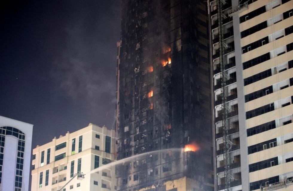 Dubai: varias personas resultaron heridas tras el descomunal incendio de un edificio de 48 pisos