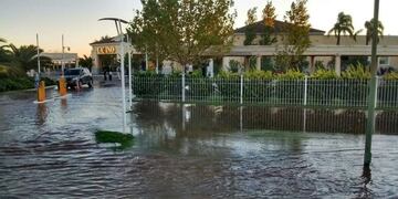 El Casino de Melincuu00e9 quedu00f3 cerrado y anegado tras el derrumbe parcial de un anillo de contenciu00f3n.