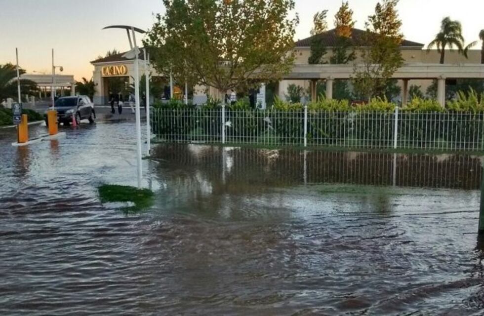 Se rompió el anillo de contención de la laguna de Melincué y dicen que el pueblo está "abandonado"