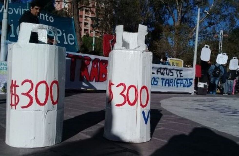 Organizaciones sociales realizaron un "garrafazo" en el centro de Neuquén