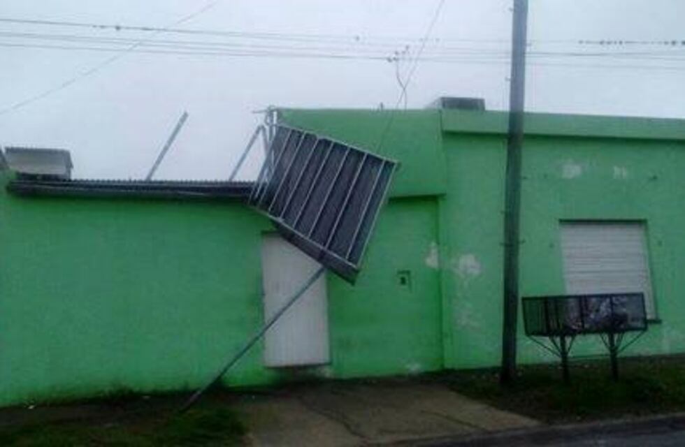 Fuertes ráfagas de viento provocaron destrozos en distintos puntos de la ciudad