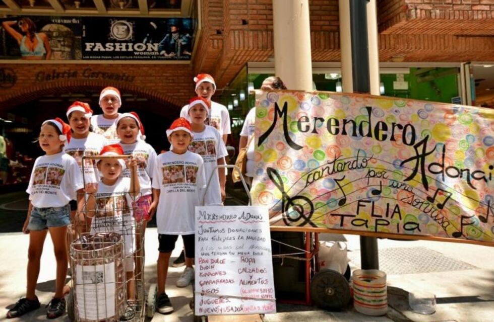 El Merendero Adonai canta en la peatonal de Córdoba