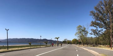 Costanera del lago San Roque\u002E Foto: VíaCarlosPaz