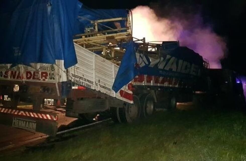 Chocó con otro camión sobre la ruta y el chofer murió atrapado entre las llamas