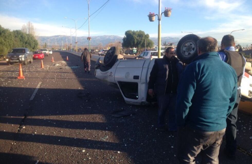 Volcó una camioneta en la calle Paso de Maipú