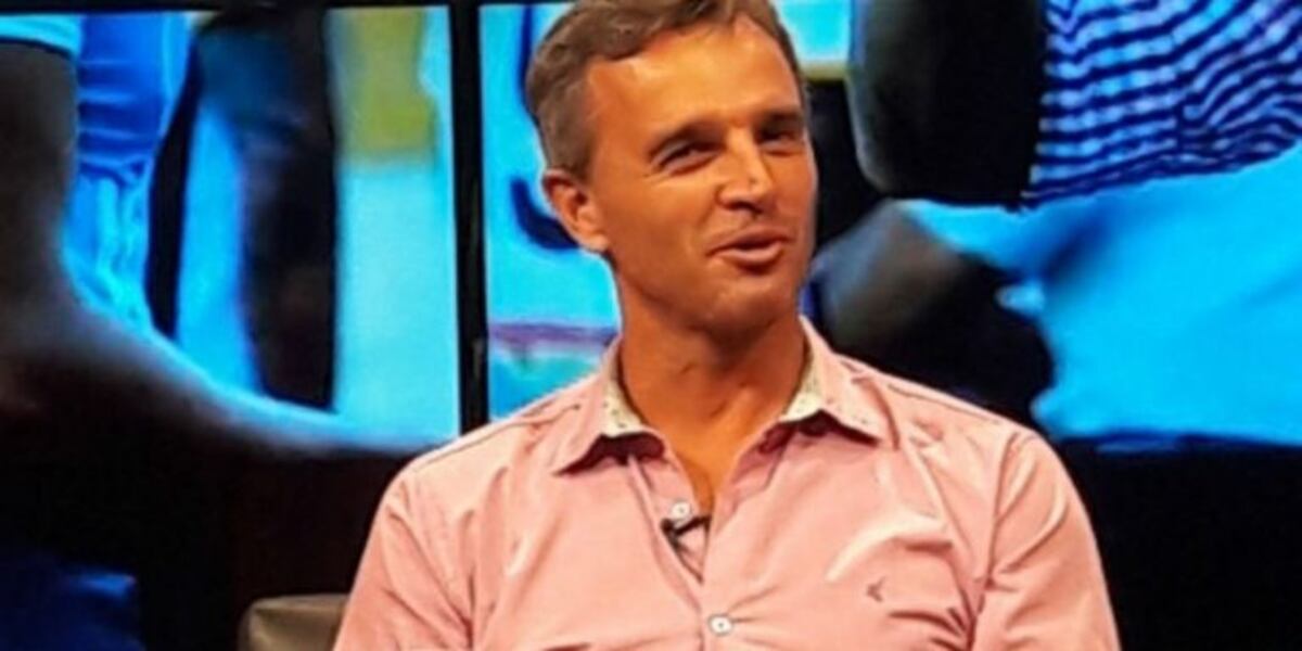 El entrenador de Belgrano se mostró distinto\u002E ¡Y hasta cantó!