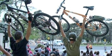 Colgarán una bicicleta blanca por la muerte de un ciclista de 70 años\u002E (Archivo)