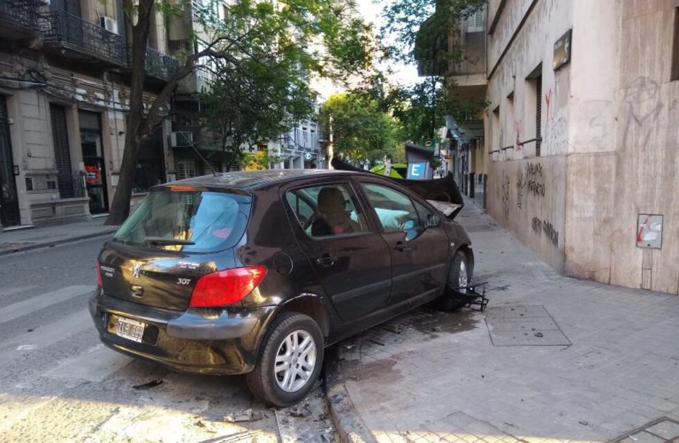 Auto subió a la vereda y terminó chocando un parquímetro en pleno centro