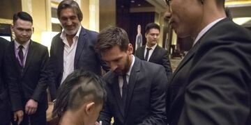 PIL23 PEKu00cdN (CHINA) 01/06/2017.- El delantero argentino del FC Barcelona, Lionel Messi (c) firma un autu00f3grafo tras el lanzamiento de un nuevo proyecto en el u00e1mbito del entretenimiento y de los contenidos, con el grupo chino Phoenix y la espau00f1ola Mediapro, en Peku00edn (China), hoy, 1 de junio de 2017. EFE/Roman Pilipey