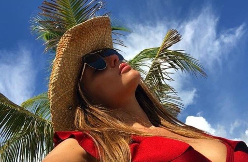 Pampita y una producción de fotos al rojo vivo
