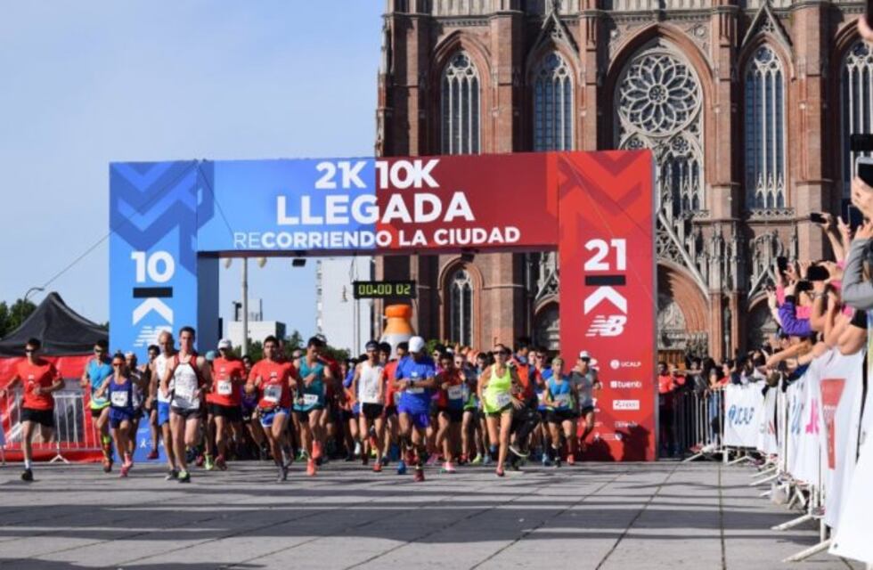 Más de 3000 corredores participaron de la maratón "21K La Plata"