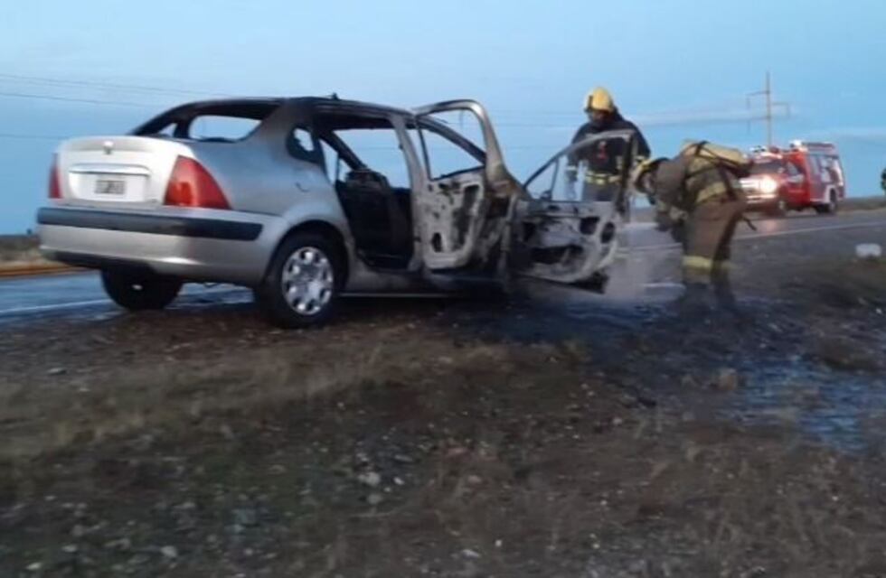 Por imperfectos mecánicos un auto se incendio en la Ruta 25