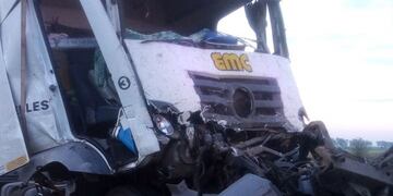 Uno de los camiones transportaba muebles y su cabina quedó seriamente dañada\u002E (InfoMás)